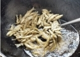美味炸小鱼好吃又补钙 到底是怎么做的？