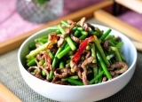 蒜薹炒肉营养丰盛 怎样做出美味的蒜薹炒肉