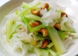 吃芹菜拌腰果降压养颜  芹菜拌腰果的简单做法