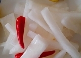 如何腌制酸甜微辣爽口的白萝卜条？