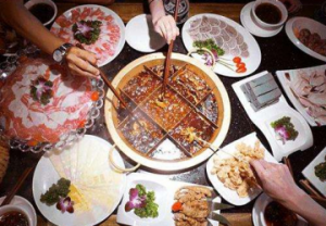 冬季火锅先涮肉还是先涮菜有技巧