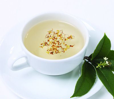 将桂花和茶叶按照一比一的比例用开水进行冲泡，盖上盖子闷个十分钟就可以服用了