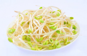 吃绿豆芽有什么好处 绿豆芽长绿叶了还能吃吗