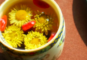 枸杞菊花茶对眼睛好吗 能放冰糖吗