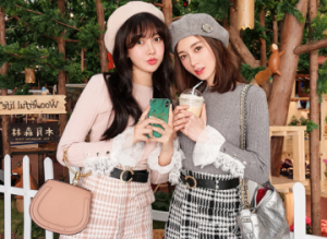 女生出门为什么结伴 女生喜欢挽着我的手