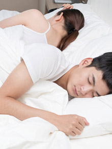 从睡姿看情侣关系 夫妻的睡姿看出感情
