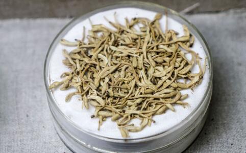 金银花泡水喝的功效 金银花泡水喝有哪些功效 金银花可以美容吗