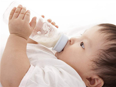 婴幼儿感冒时该怎么办呢?