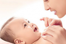新手爸妈学会4招应对宝宝打嗝