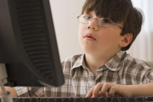 幼儿过早玩电脑坏处多多 父母教育工作得做好