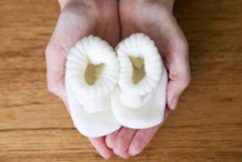 小宝宝穿袜子比穿鞋子重要