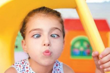 小孩总是眨眼的原因 如何解决小孩眨眼