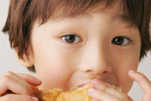 孩子要远离这些食物 否则性早熟就晚了