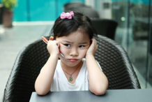 小孩子生气时打自己该怎么教育