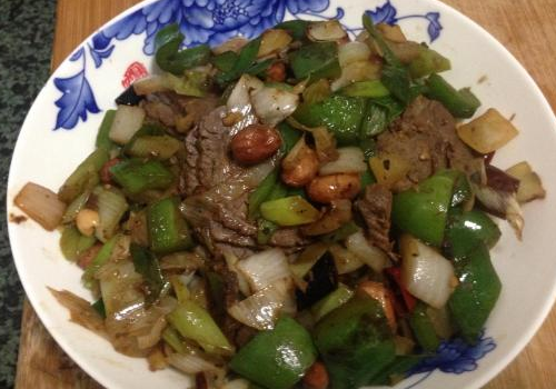 青椒洋葱炒牛肉怎么做好吃又简单 食用禁忌有哪些