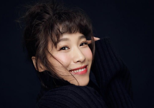 藏青色颜色头发怎么扎头发好看 适合皮肤偏黄的么