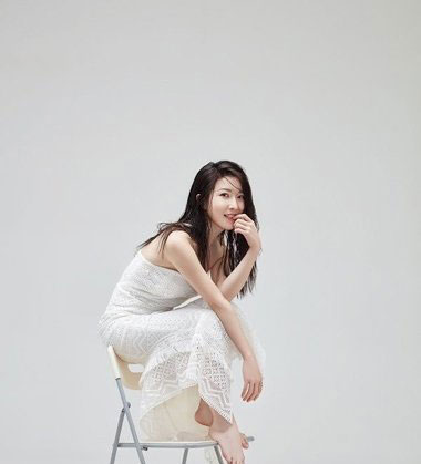 90后小花周奕彤湿发拍初秋美照 呆萌形象作品发型设计