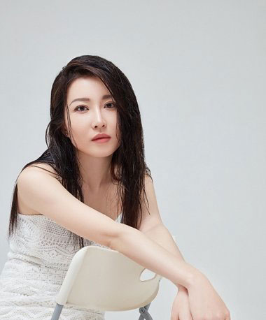 90后小花周奕彤湿发拍初秋美照 呆萌形象作品发型设计
