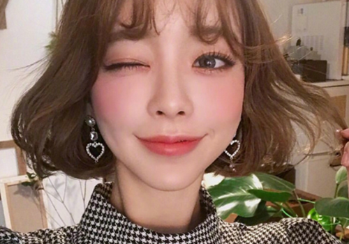 当下流行的短发发型 染什么颜色好看