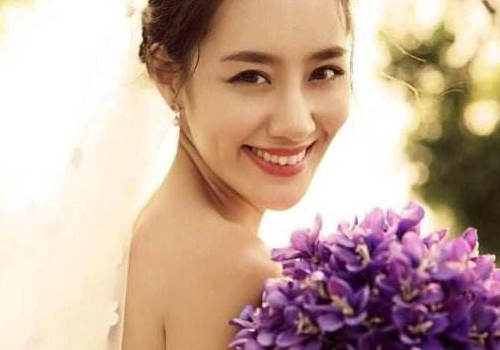 大脸新娘适合什么发型 高低盘发是首选