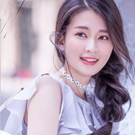 乖乖女乔欣登封面愈发美腻 乔欣少女感长发发型图片