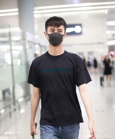 95后男星于朦胧剪微卷发 小鲜肉的两边剃造型