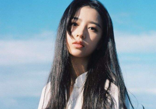 周雨彤的发型叫什么 微卷长发好女神