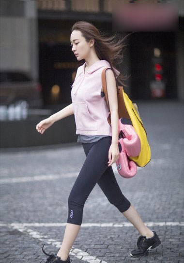 风一阵的长发飘起而过 女星霍思燕玩出了花样造型