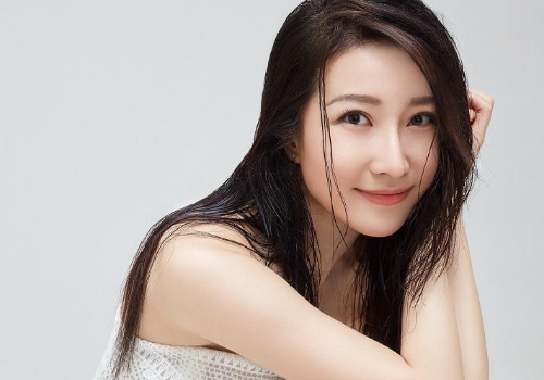 周奕彤湿发发型图片 二九偏怎么可以这么性感