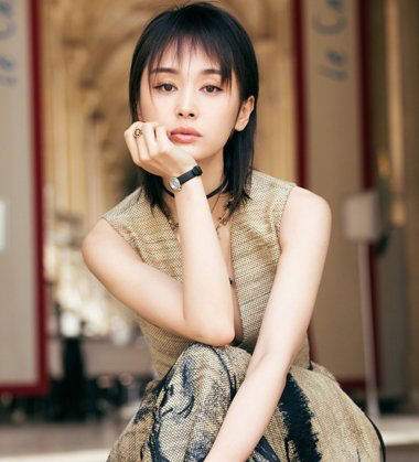 王子文复古格调中发拍摄美照 大炫民族风情的多层次发型