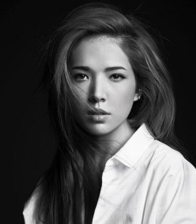 长直发也能很性感呢 看许玮宁的魅力长发有着怎样设计