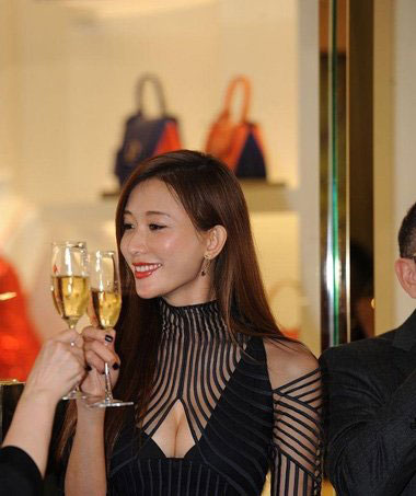中国名模林志玲长直发显华丽 露出事业线的潮流时尚造型