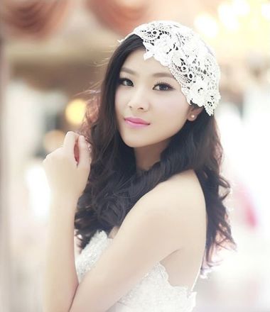 大脸新娘子的修颜发型 充满幸福的一款新娘子发型
