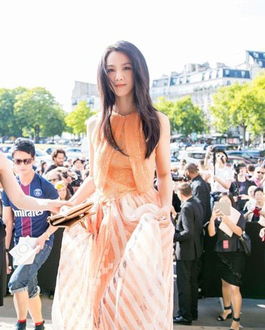 辣妈汤唯重回长发造型 人间下凡的境界发型