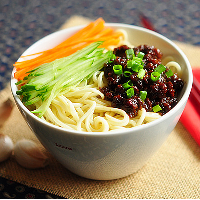 做正宗炸酱面用什么面条 用甜面酱还是豆瓣酱