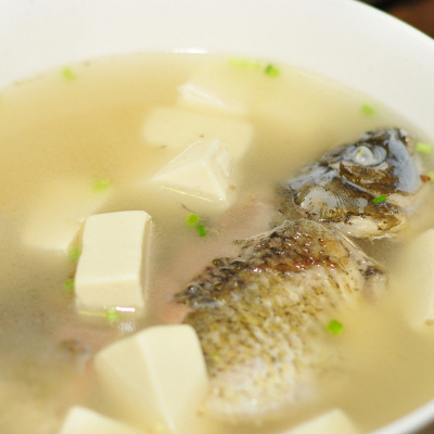 鲫鱼汤用冷水还是热水 功效与作用有哪些
