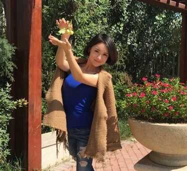 郑亦桐发型图片 短发还是要配裤装菜好看