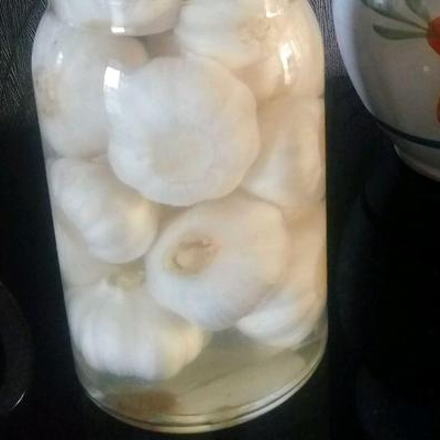 腌糖蒜放酱油吗 发绿是怎么回事