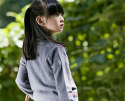 森碟田雨橙发型图片 半扎披肩发丸子头很有活力