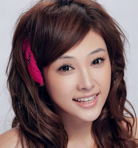 大龄女青年染什么颜色好看 来一个张扬的红阿瑟
