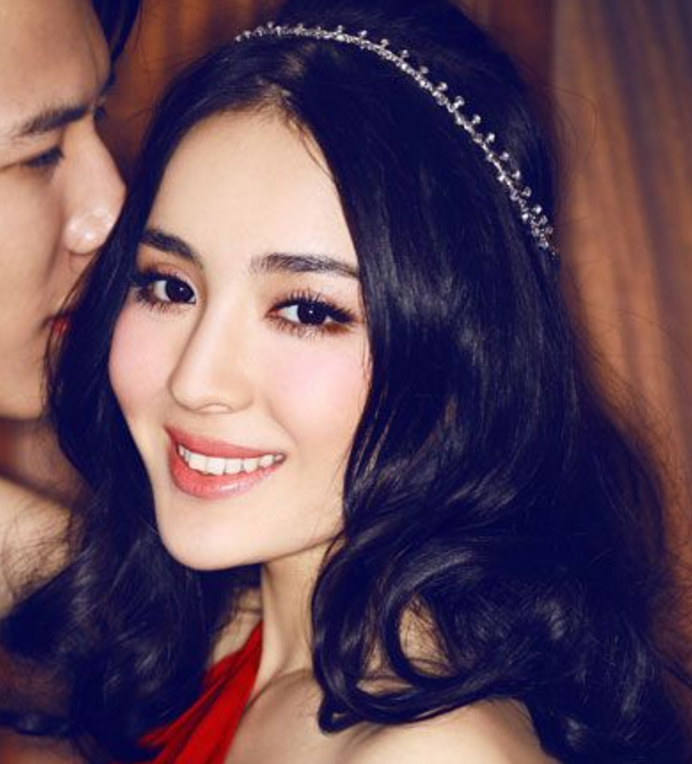 直男喜欢的女生发型图片 还是卷发有吸引力
