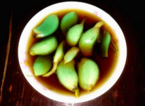 腊八蒜用什么瓶子泡最好 可以用塑料容器吗