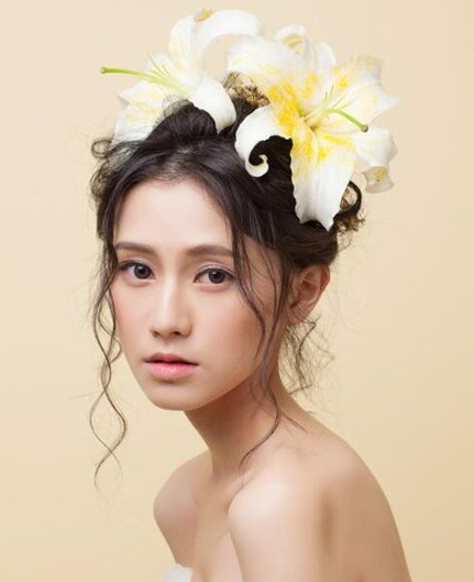 韩式盘发发型图片 用百合花当发饰