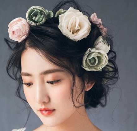 鲜花新娘造型图片 白色花朵是点缀