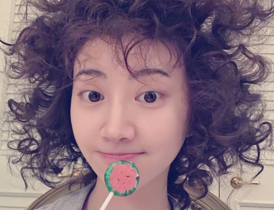 景甜包租婆发型怎么弄 爆炸头发型图片来了