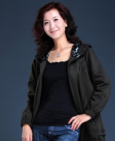 中老年女性染发什么颜色好看 棕红色显年轻