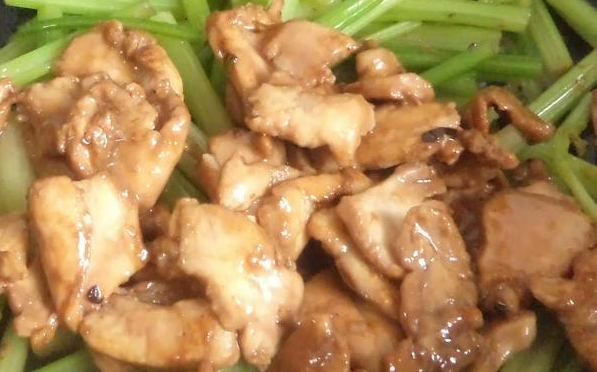鸡肉怎么做才嫩 要大火滑熟