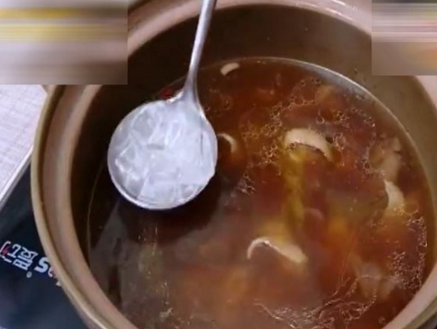 汤上的浮油怎么去除 冰块和铁勺这是比别的
