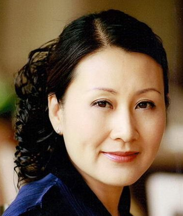 50岁左右的女性适合什么发型 首选偏分刘海