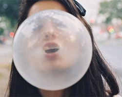 嚼泡泡糖的危害 粘在头发上怎么去掉